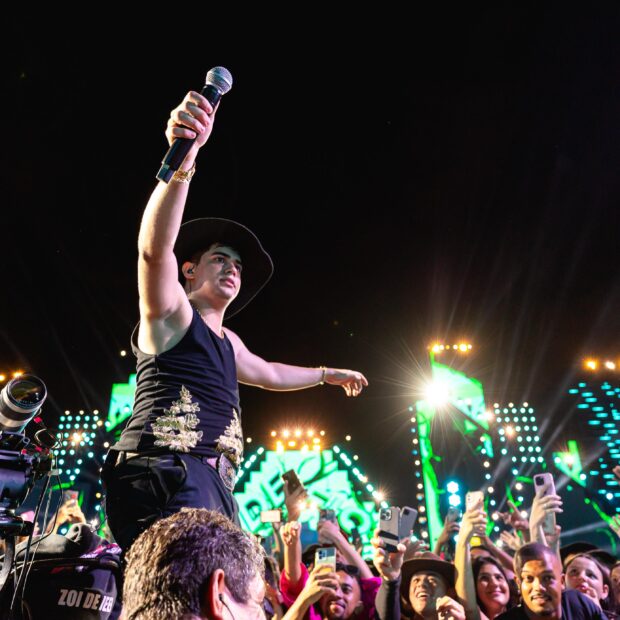 Cantor surge no teto de caminhão, chora no palco e confirma: é o novo gigante da música popular!