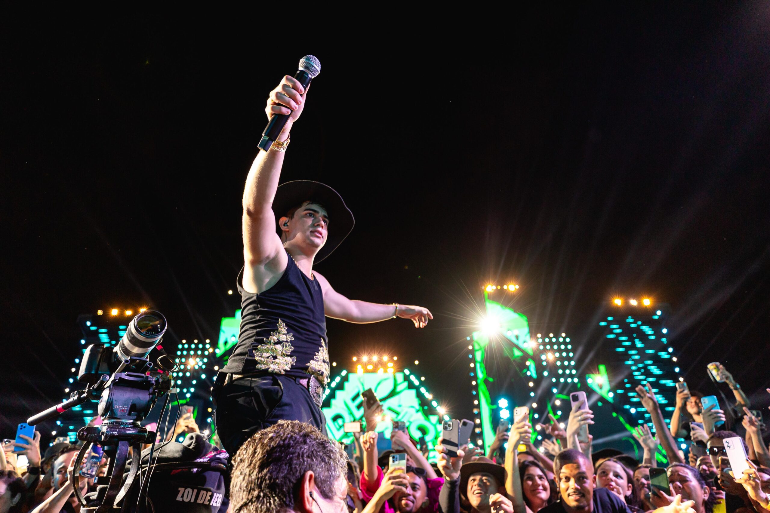 Cantor surge no teto de caminhão, chora no palco e confirma: é o novo gigante da música popular!