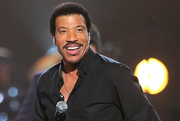 Preparem os corações (e as cordas vocais)! A lenda do R&B e do pop mundial está confirmadíssima no festival mais bombado de São Paulo e vai dividir a noite com ninguém menos que Mariah Carey!