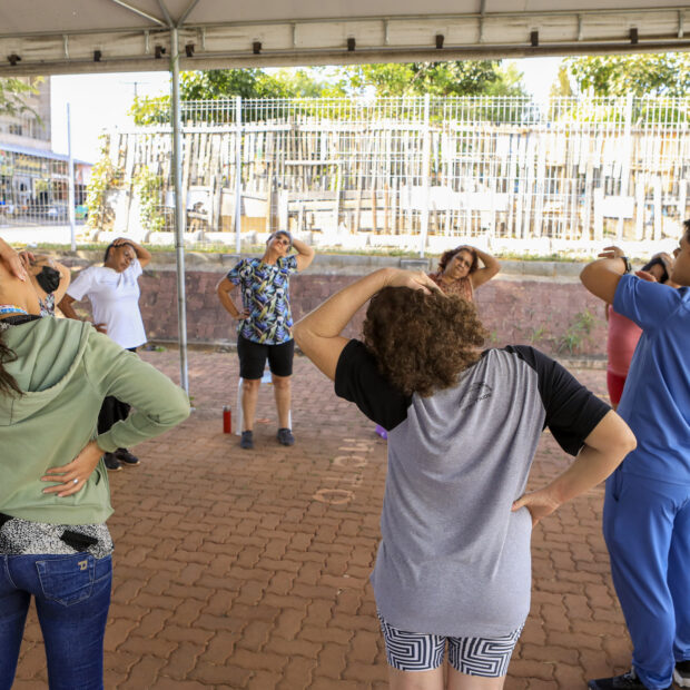 como parte do tratamento multidisciplinar para dor crônica, participantes do grupo supera dor realizam atividades físicas orientadas. foto jhonatan cantarelle agência saúde df