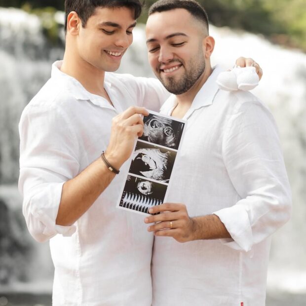 Casalzão queridinho da internet anuncia gravidez com barriga solidária e compartilha momentos íntimos da jornada rumo à paternidade!