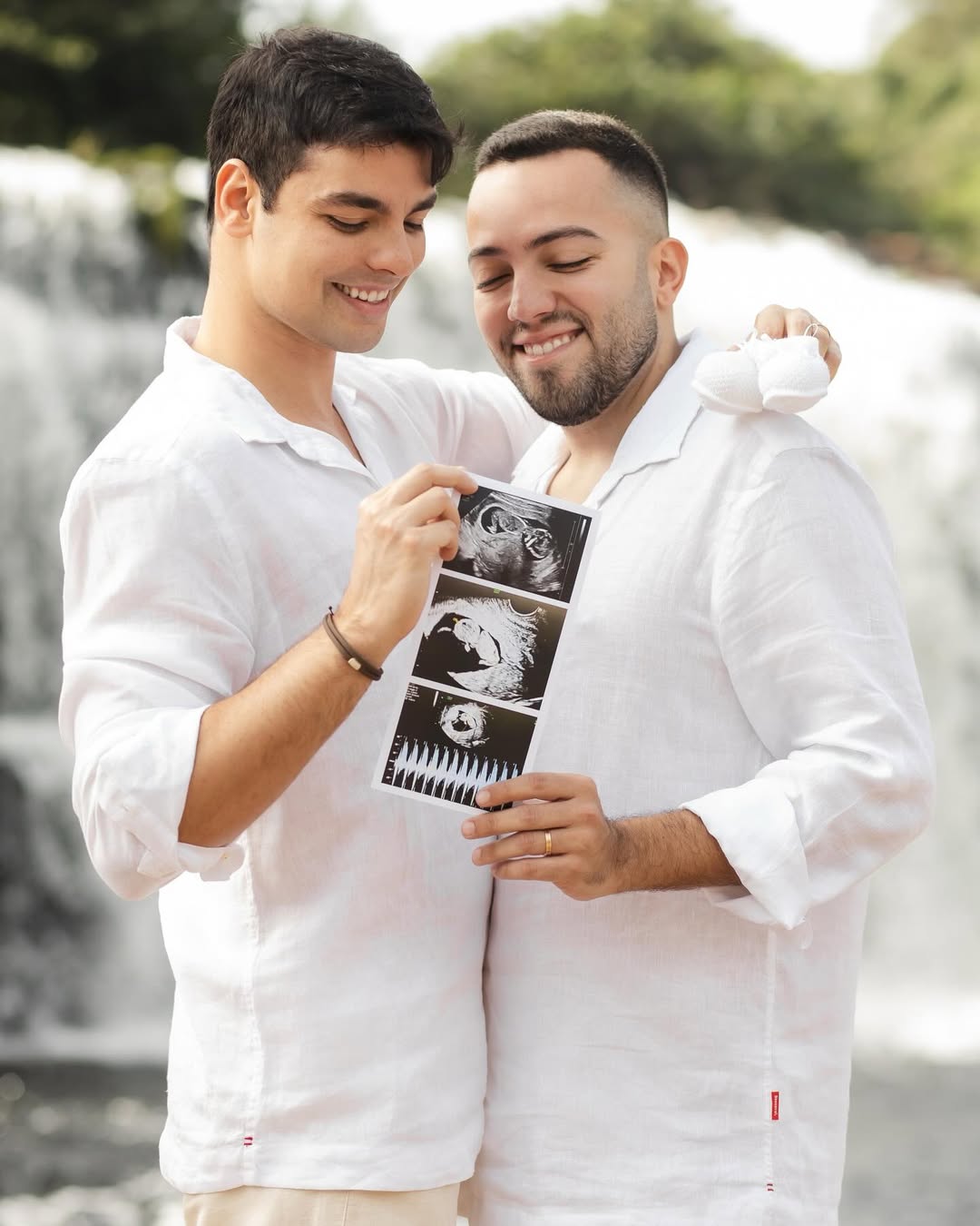 Casalzão queridinho da internet anuncia gravidez com barriga solidária e compartilha momentos íntimos da jornada rumo à paternidade!