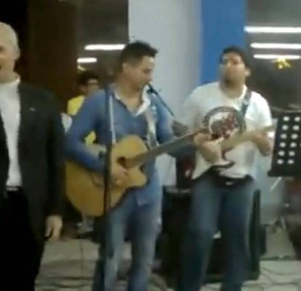 papa leão xiv cantando em festa de natal (1)