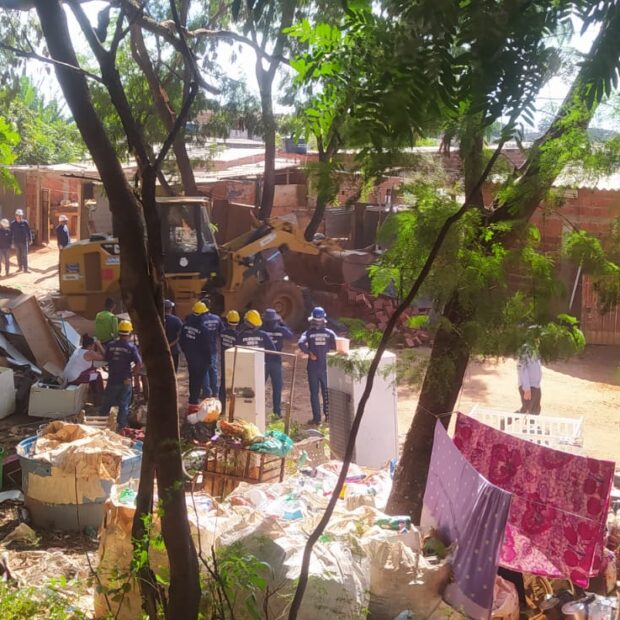 GDF faz retirada de construções precárias no Setor de Inflamáveis