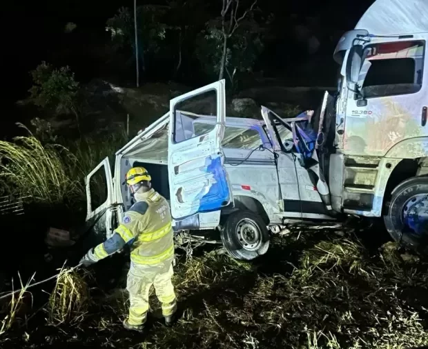 acidente aconteceu na noite de ontem na br 251 1747221485811 v2 900x506.jpg