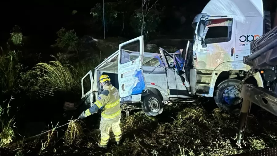 acidente aconteceu na noite de ontem na br 251 1747221485811 v2 900x506.jpg