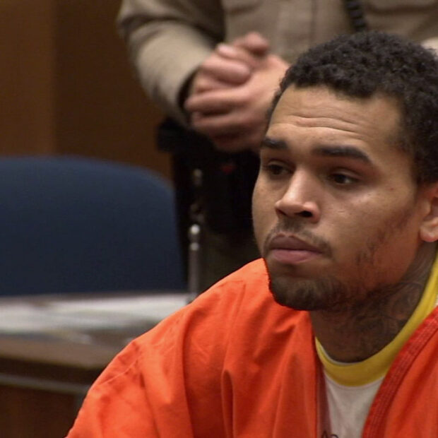 A polícia invadiu o hotel cinco estrelas em plena madrugada e prendeu o cantor, que pode ter sua turnê no Reino Unido comprometida. A vítima pede uma bolada de R$ 89 milhões!