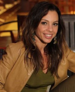 Após anos longe da telinha, atriz retorna em “Três Graças”, trama que promete abalar estruturas com traição, vingança e gravidez adolescente!