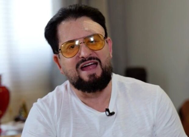 O cantor sertanejo se acidentou enquanto distribuía rosas, leva 15 pontos na testa e trinca cinco costelas