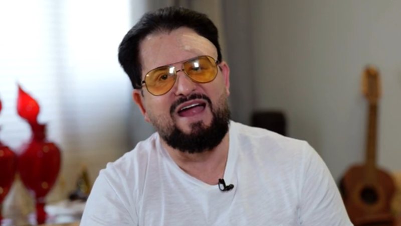 O cantor sertanejo se acidentou enquanto distribuía rosas, leva 15 pontos na testa e trinca cinco costelas