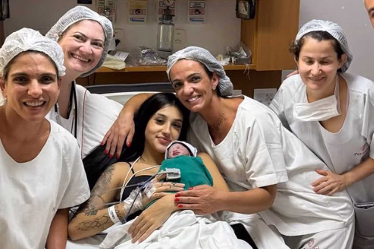 Mesmo com peso ideal para alta, bebê segue internada e preocupa a mamãe influenciadora