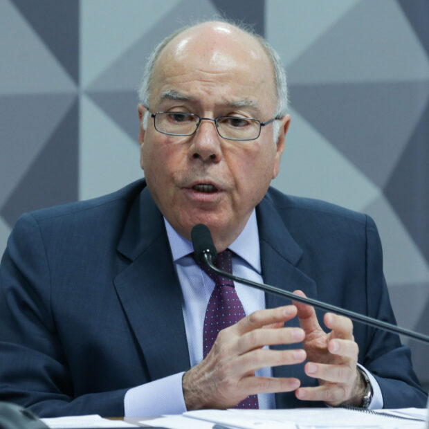 ministro mauro vieira, participa da comissão de relações exteriores.