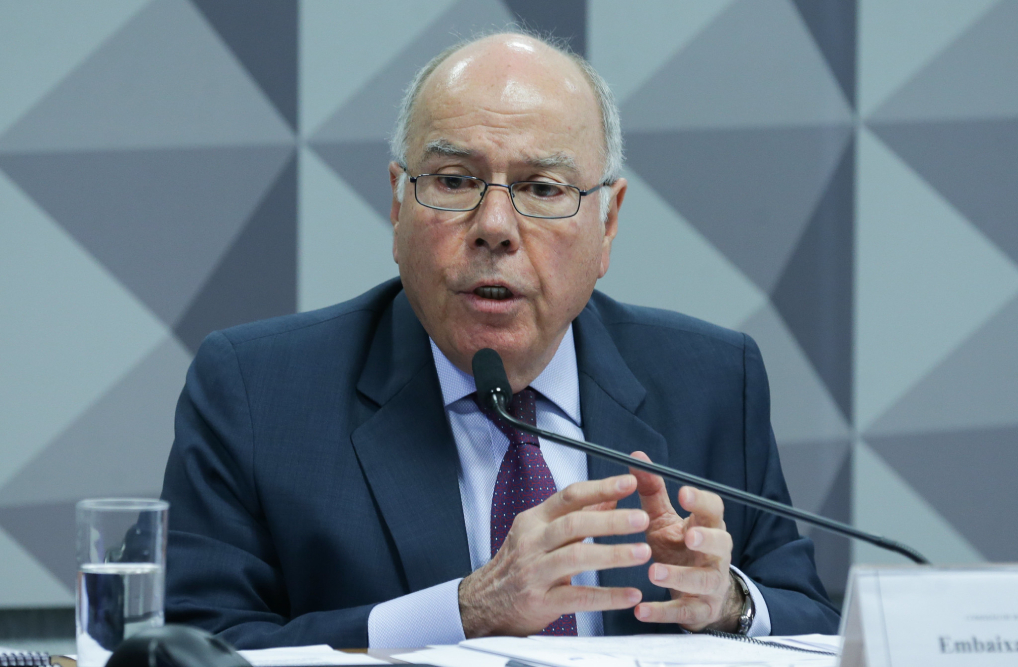 ministro mauro vieira, participa da comissão de relações exteriores.