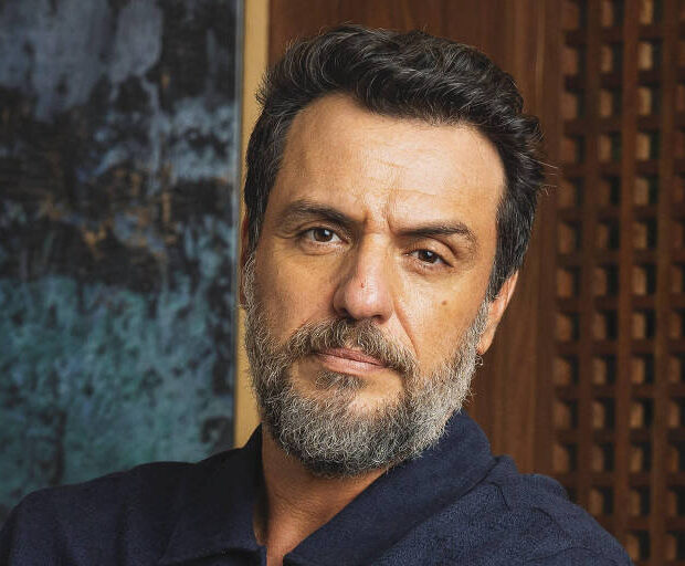 Ator firmará novo contrato de longo prazo com a emissora; colegas de elenco e autor João Emanuel Carneiro também permanecem na casa