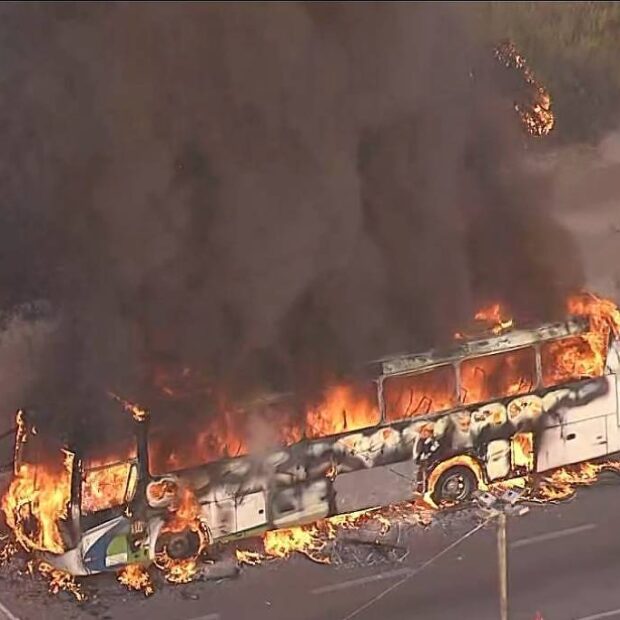 ônibus pega fogo na rodovia anhanguera na chegada a são paulo; um fica ferido