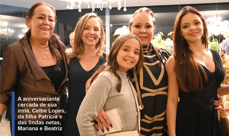 a aniversariante cercada de sua irmã, celbe lopes, da filha patrícia e das lindas netas, mariana e beatriz