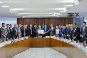 presidente lula durante reunião com ministros