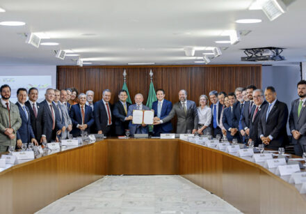 presidente lula durante reunião com ministros