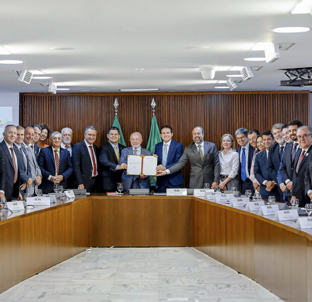 presidente lula durante reunião com ministros