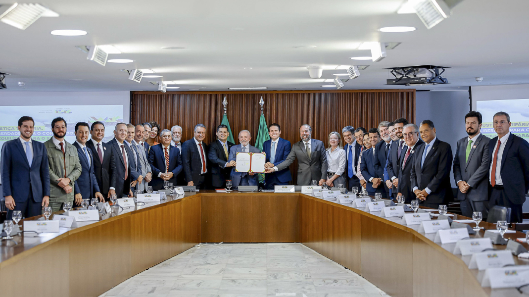 presidente lula durante reunião com ministros