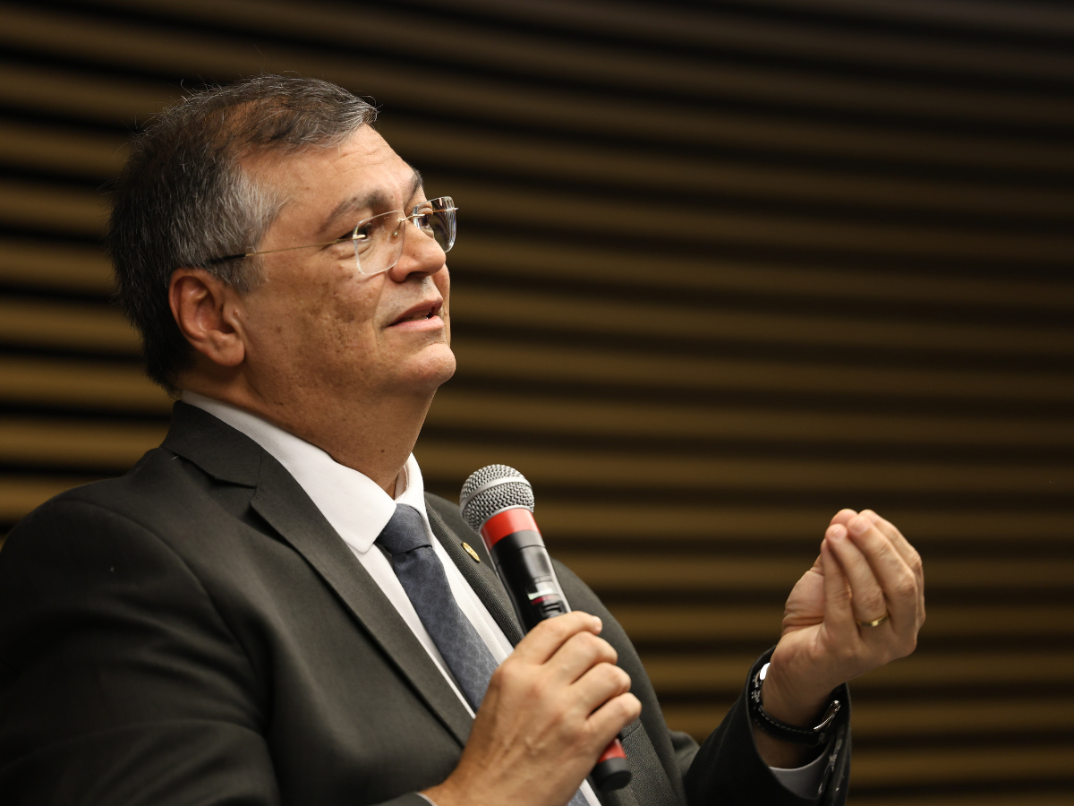 Ministro surpreende ao ironizar comentário agressivo e arranca risadas durante julgamento!
