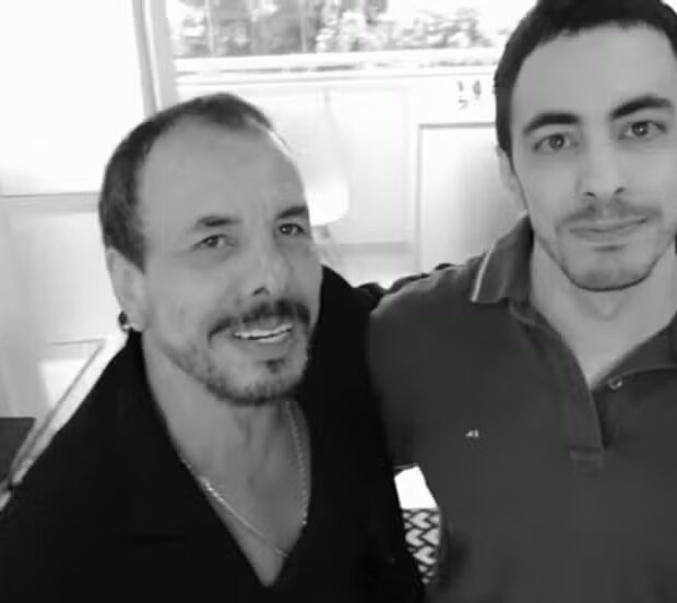 Cantor participa do "Viver Sertanejo" neste domingo (25) na TV Globo, enquanto fãs se encantam com a semelhança entre ele e o filho, Ralfinho.