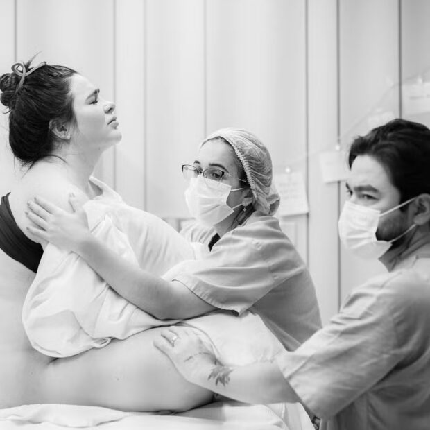 A pediatra das celebridades marcou presença em mais um parto ilustre, reforçando seu status como referência no cuidado infantil entre estrelas da TV, da música e do esporte.