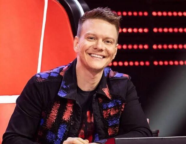 Depois de reinar no The Voice Brasil, cantor assume nova missão como mentor supremo do reality musical Estrela da Casa