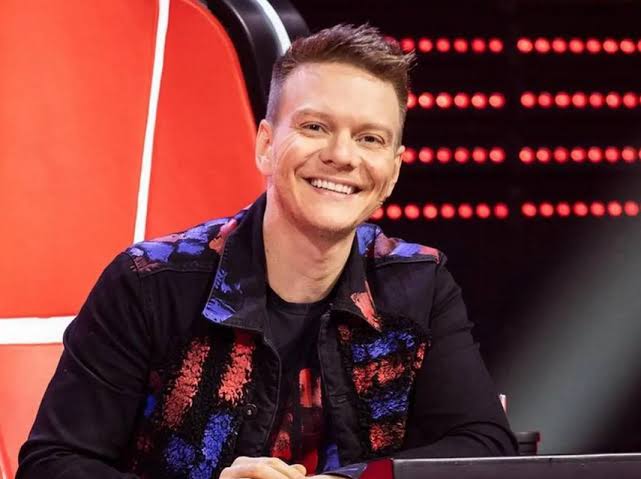Depois de reinar no The Voice Brasil, cantor assume nova missão como mentor supremo do reality musical Estrela da Casa