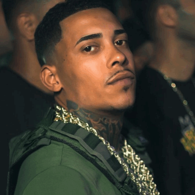 Cantor foi detido em casa acusado de envolvimento com facção criminosa e apologia ao crime. A Polícia afirma que os seus shows eram financiados pelo tráfico.