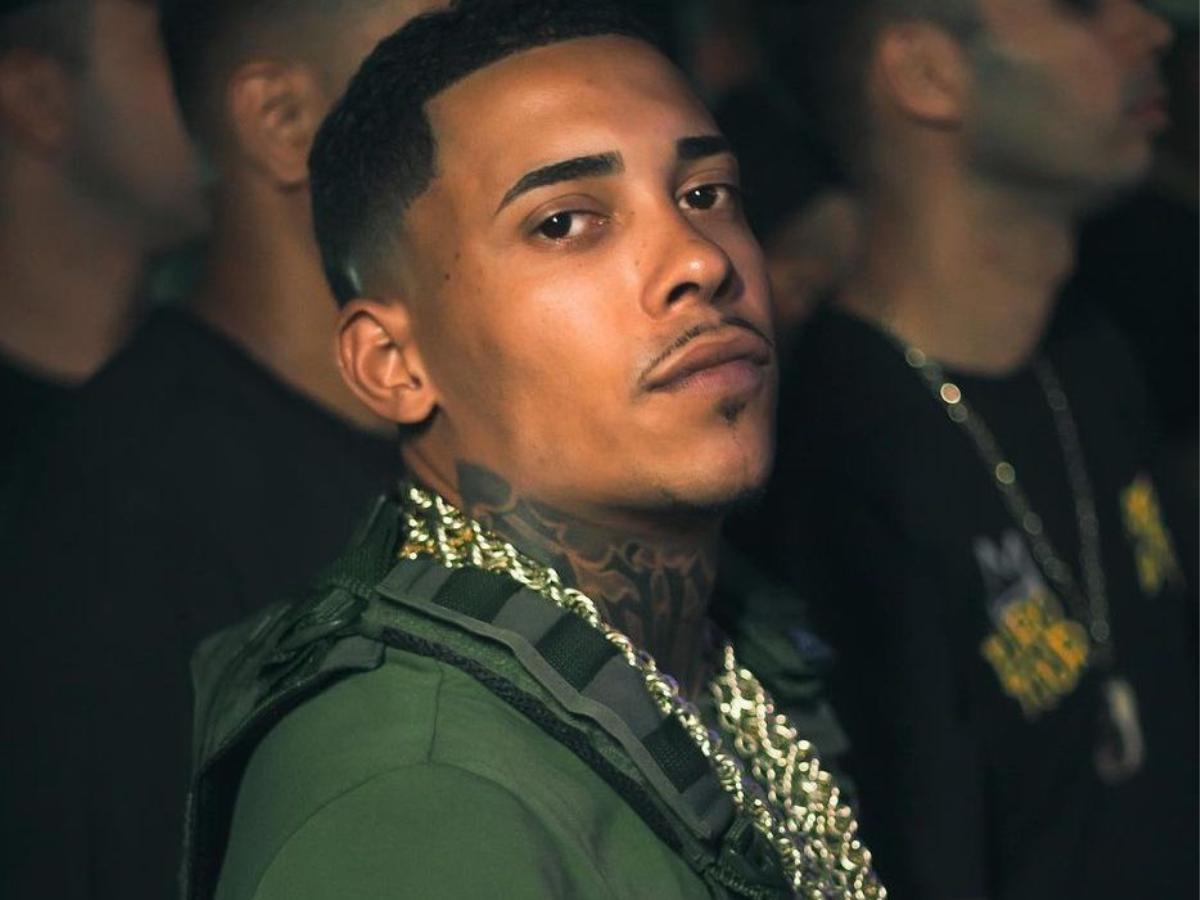 Cantor foi detido em casa acusado de envolvimento com facção criminosa e apologia ao crime. A Polícia afirma que os seus shows eram financiados pelo tráfico.