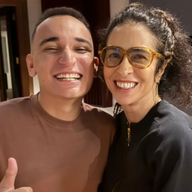 O cantor se derrete em emoção ao cantar com sua ídola