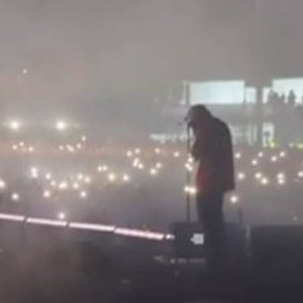 Cantor se emociona no palco em Portugal enquanto a ex ri nos bastidores