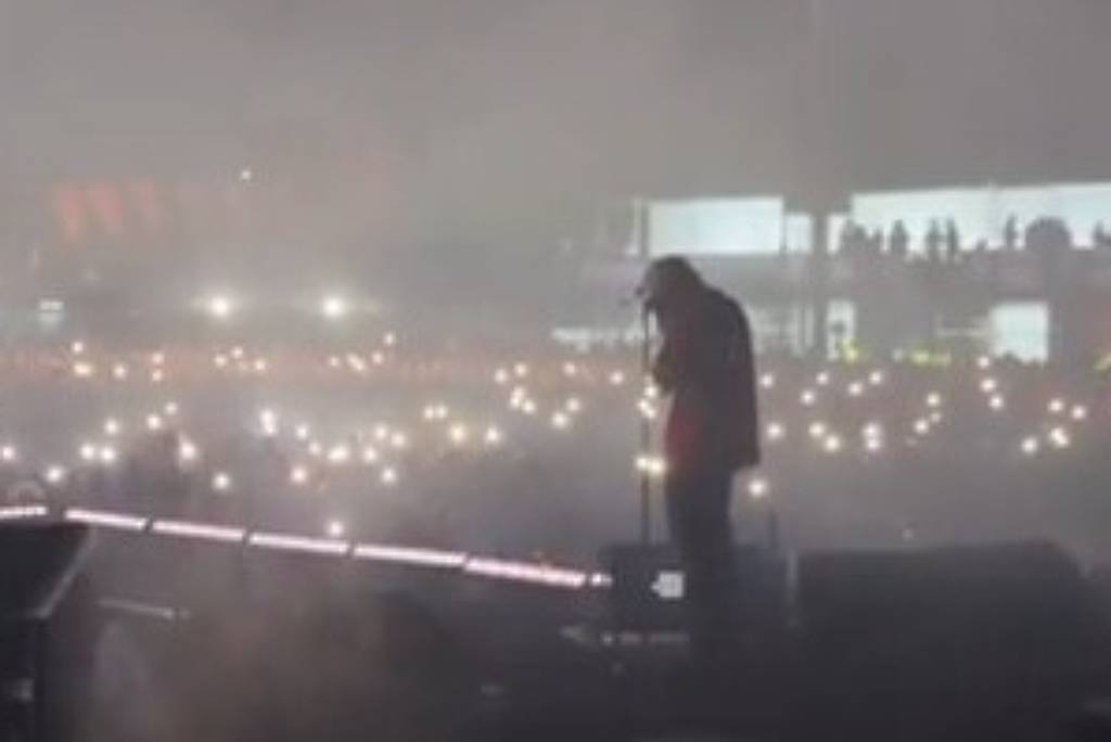 Cantor se emociona no palco em Portugal enquanto a ex ri nos bastidores