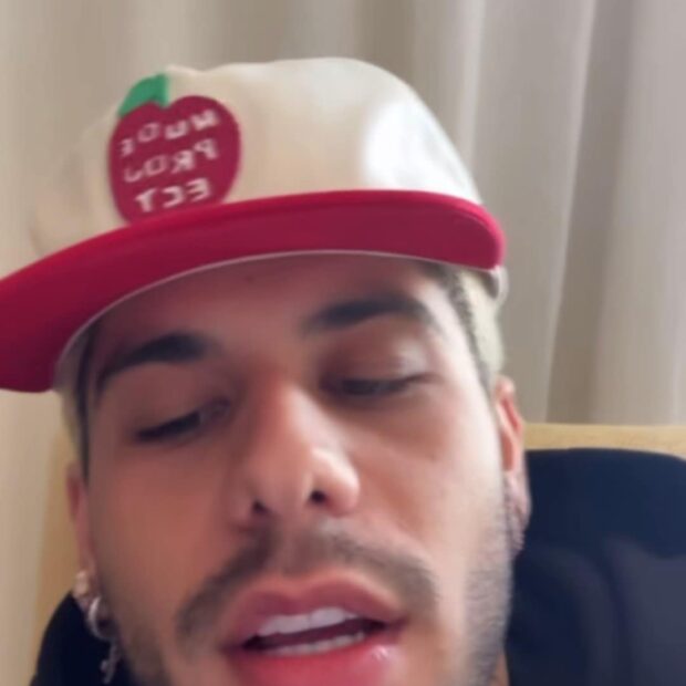 Cantor chorou no palco, pediu respeito à ex e revelou: “O coração dela tá despedaçado, como o meu”