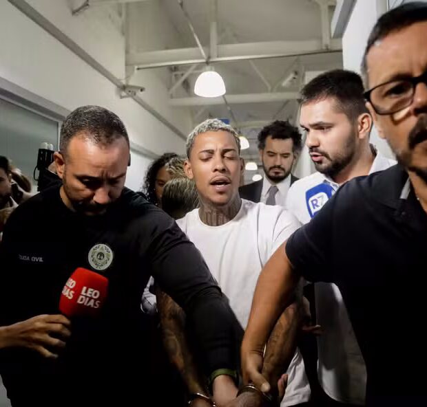 Cantor é acusado de apologia ao tráfico e associação criminosa; Justiça manteve a prisão após audiência de custódia.