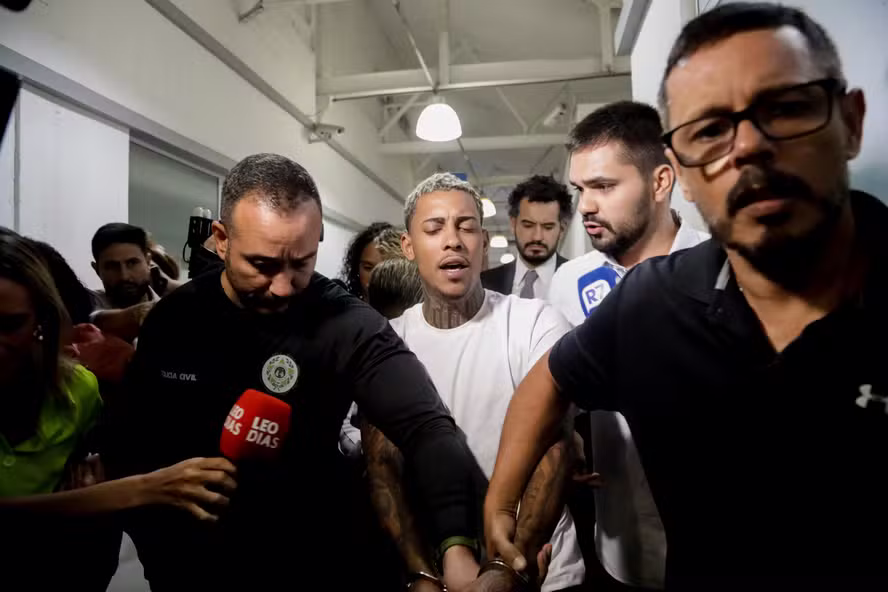 Cantor é acusado de apologia ao tráfico e associação criminosa; Justiça manteve a prisão após audiência de custódia.