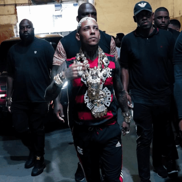 Depois de ser preso por apologia ao crime, funkeiro enfrenta nova e gravíssima acusação: manter homem em cárcere privado e agredi-lo em sua casa