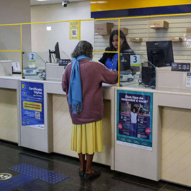 correios auxiliam aposentados sobre inss (df).