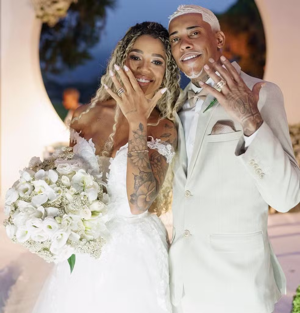 Influenciadora teria recebido quase R$ 1 milhão de esquema chefiado por traficante morto; polícia cumpre mandados e bloqueia as contas da influenciadora