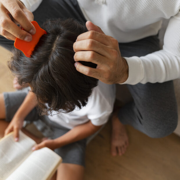 pai aplicando vista superior tratamento de piolhos