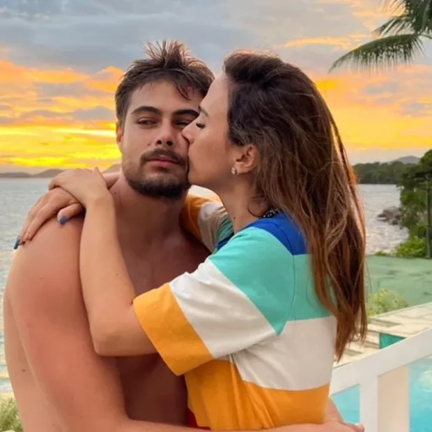 Apresentadora faz piada após roupa de surfe do marido marcar volume; fãs entram na brincadeira