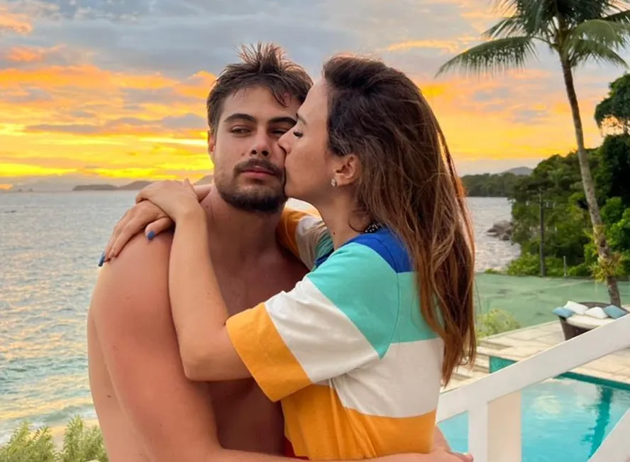 Apresentadora faz piada após roupa de surfe do marido marcar volume; fãs entram na brincadeira