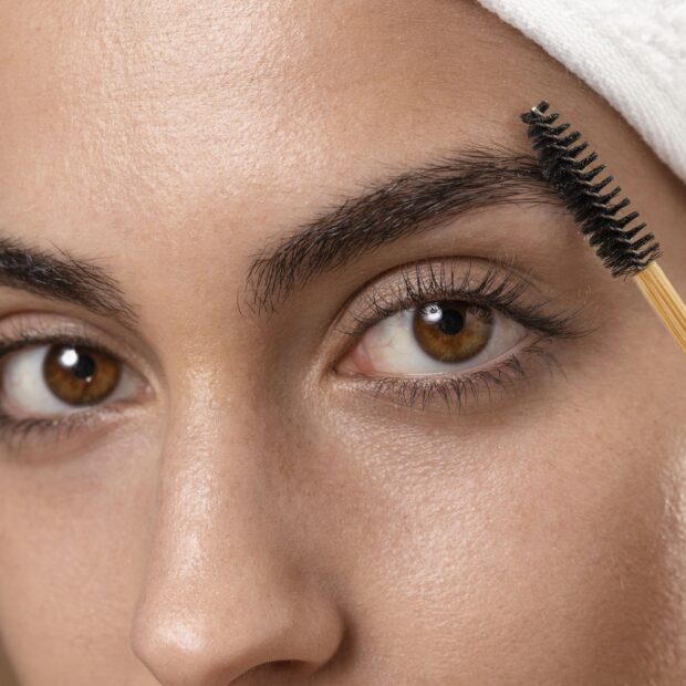 jovem cuidando das sobrancelhas