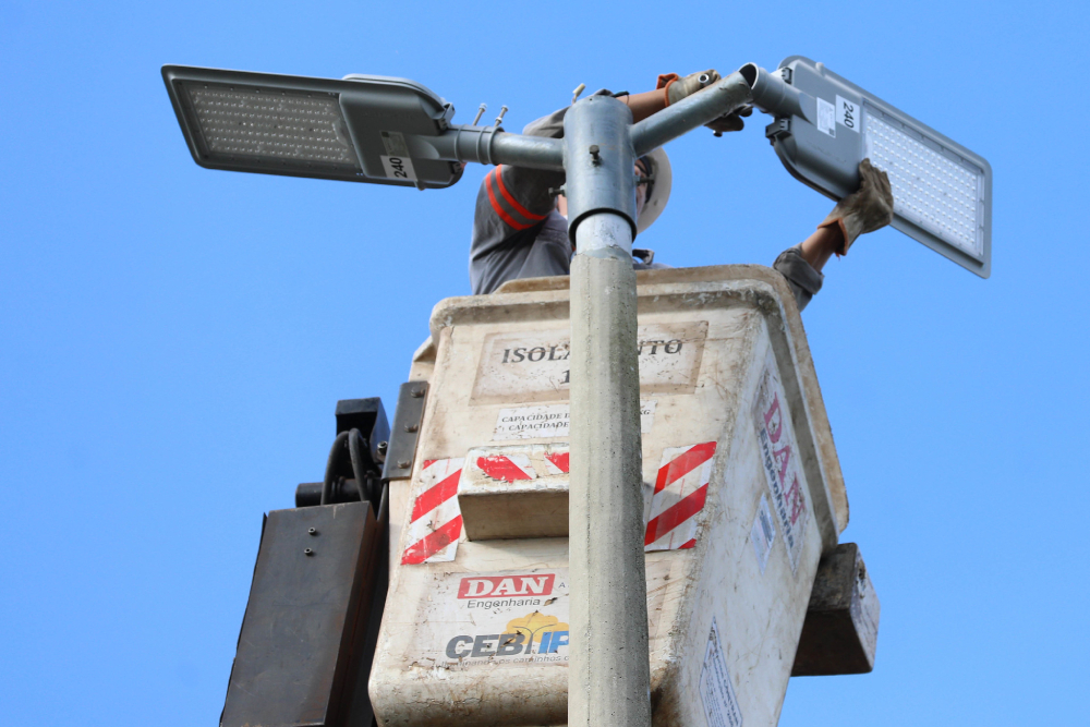 instalação de 82,5 mil luminárias de led moderniza a iluminação pública do df (1)