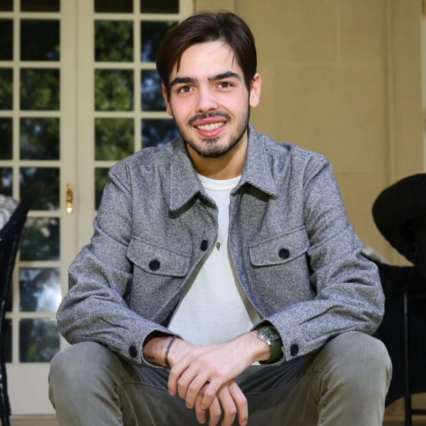 Apresentador deixa a Band e agora é oficialmente contratado da emissora de Silvio Santos. Estreia pode rolar ainda em julho!