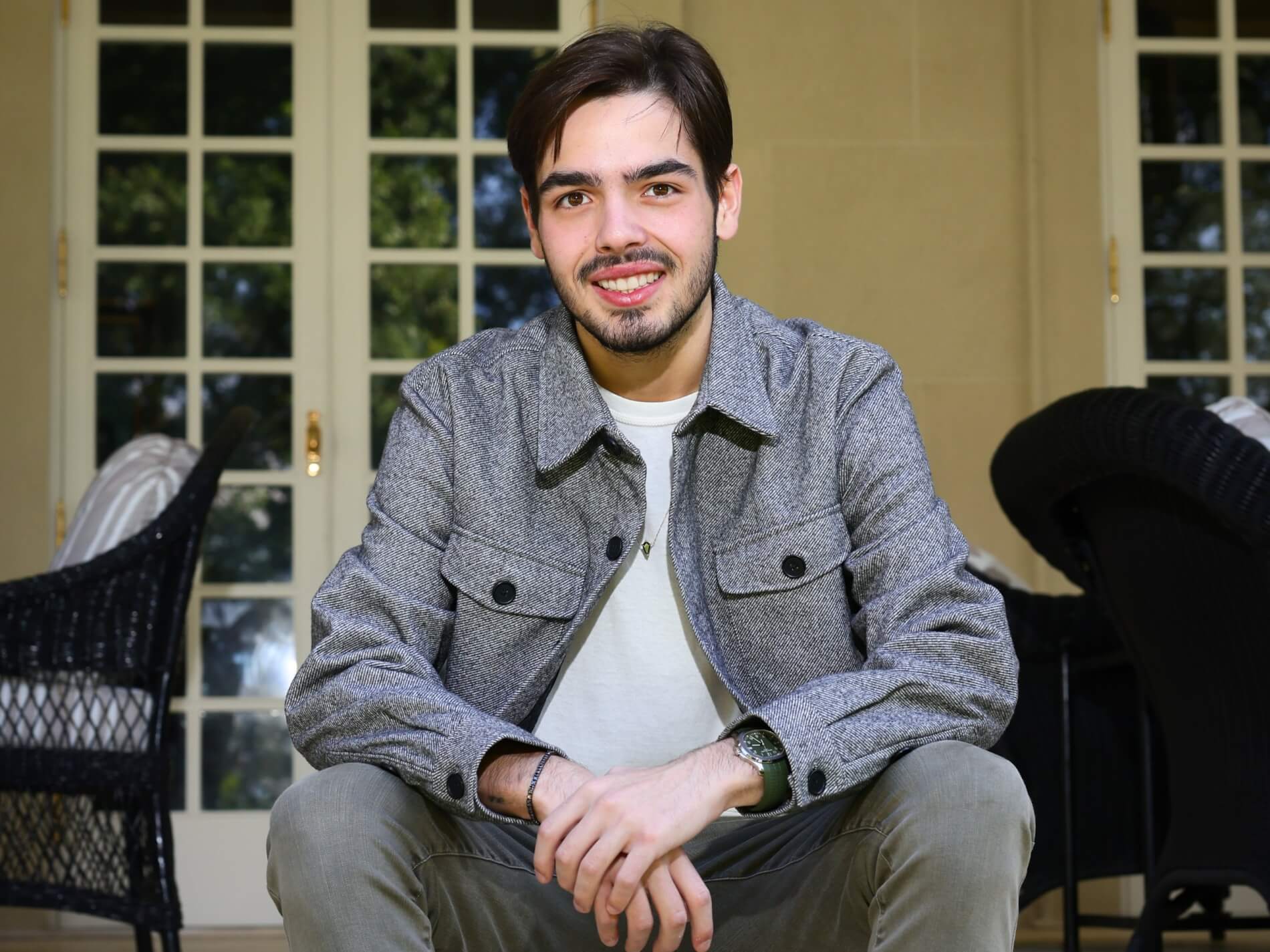 Apresentador deixa a Band e agora é oficialmente contratado da emissora de Silvio Santos. Estreia pode rolar ainda em julho!