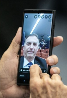 No meio do turbilhão político e de um depoimento tenso no Supremo, ex-presidente troca declarações de amor com a esposa! Amor acima de tudo?