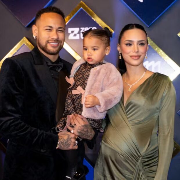 Após testar negativo para covid-19, o anfitrião marcou presença ao evento beneficente junto da filha Mavie e da amada, Bruna Biancardi