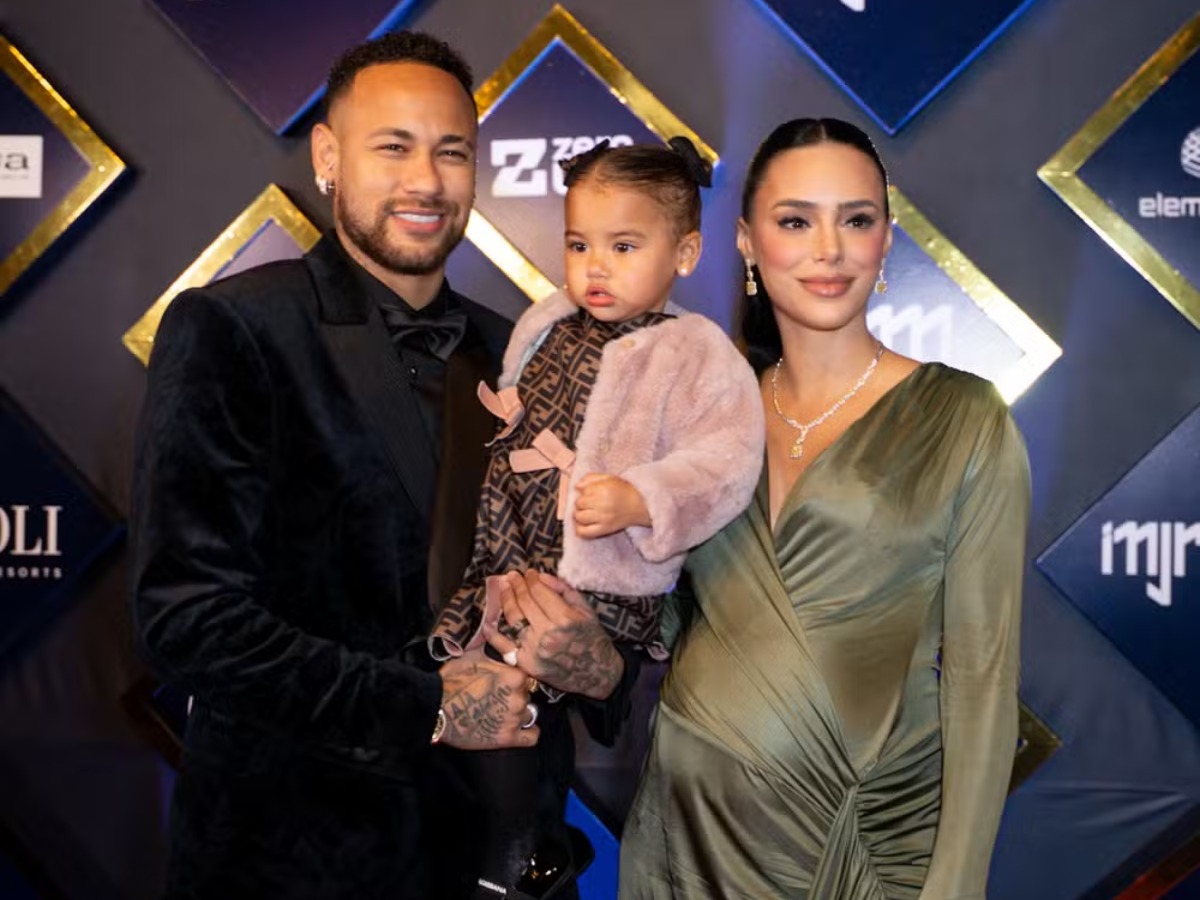 Após testar negativo para covid-19, o anfitrião marcou presença ao evento beneficente junto da filha Mavie e da amada, Bruna Biancardi